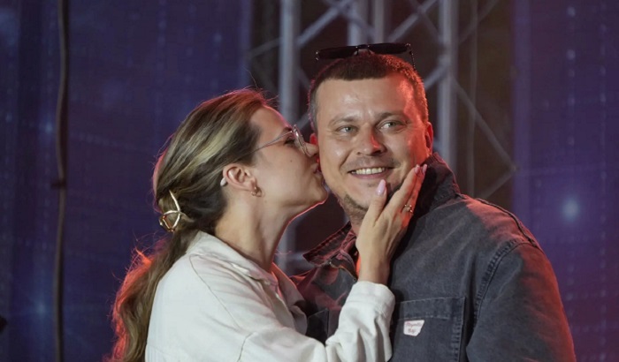 В Шелехове парень сделал предложение на сцене в День металлурга