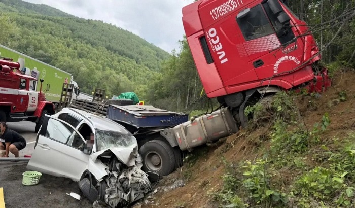 На Култукском тракте грузовик врезался в легковушку: погибла женщина