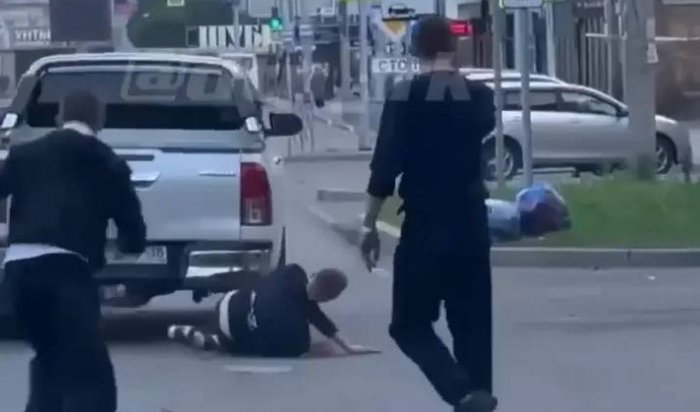 В Иркутске водитель во время конфликта намеренно переехал оппонента (Видео)