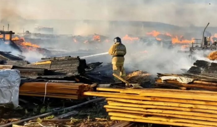 В Хомутово вспыхнул крупный пожар на территории пилорамы