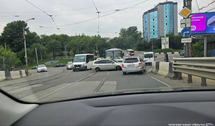Движение по Глазковскому мосту затруднено из-за ДТП