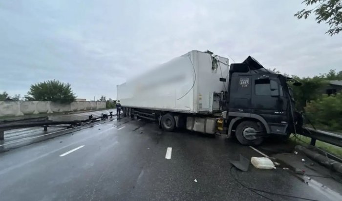 Водитель грузовика протаранил ограждение и выехал на встречную полосу в Иркутске