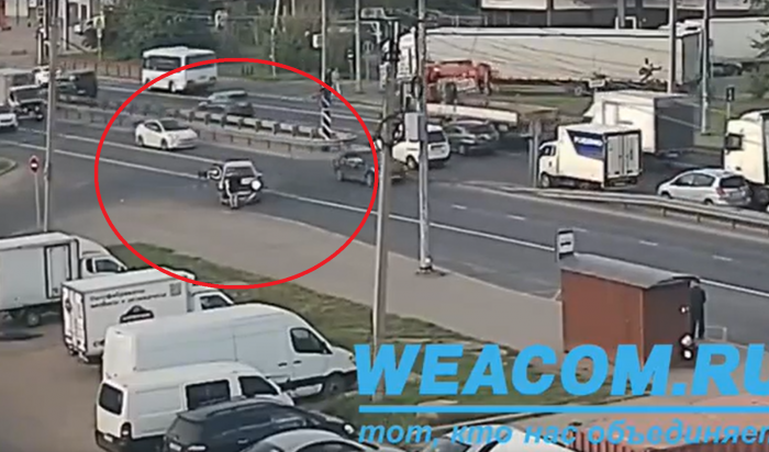 Онлайн-камера WEACOM.RU зафиксировала ДТП  с мотоциклом на Трактовой (Видео)
