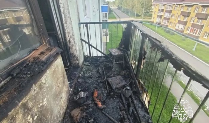 В Свирске случился пожар на балконе из-за окурка, брошенного сверху