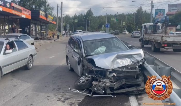 Пожилой водитель столкнулся с двумя машинами и въехал в павильон в Университетском (Видео)