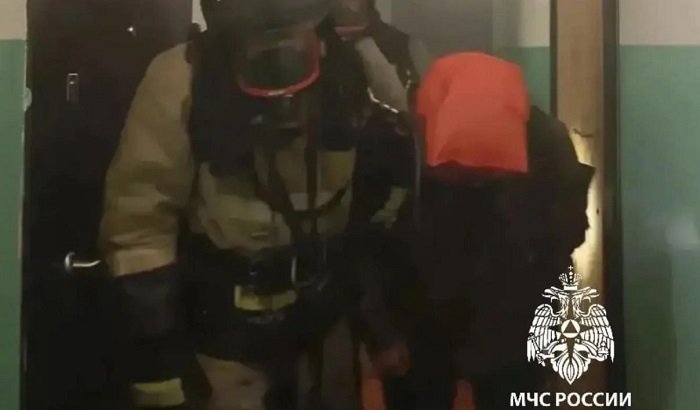 В Братске из горящей квартиры спасли троих жильцов