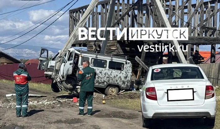 Водитель УАЗа врезался в опору ЛЭП на Байкале