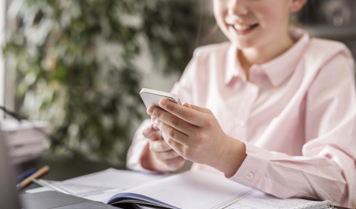 С 1 сентября российским школьникам запретят пользоваться телефонами на уроках