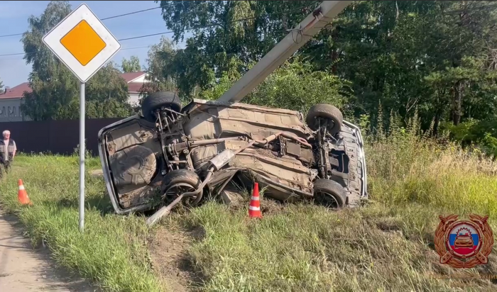В Иркутске водитель погиб в столкновении со столбом (Видео)