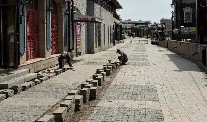 Тротуарную плитку перекладывают в 130-м квартале Иркутска