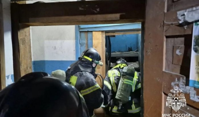 В Усть-Куте пожарные МЧС спасли трёх человек из горящего многоквартирного дома