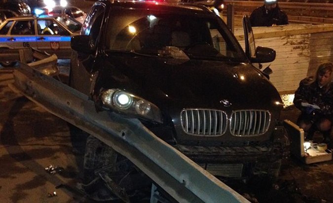 В Иркутске на Академическом мосту  BMW врезался в машину сотрудников ДПС