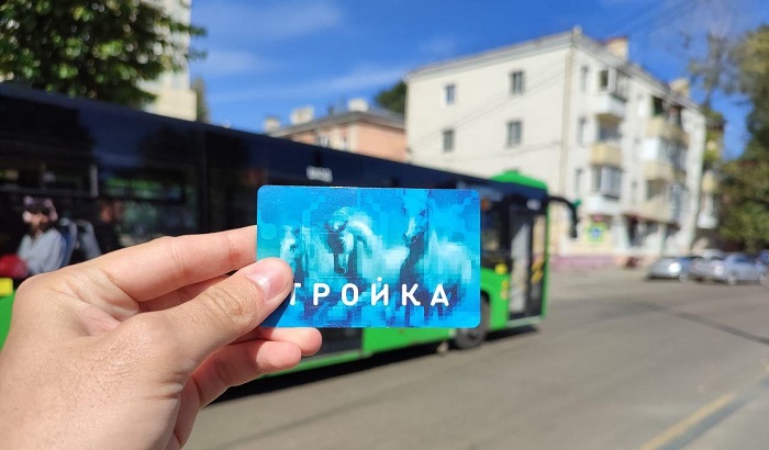 В иркутских автобусах начали принимать карту «Тройка»