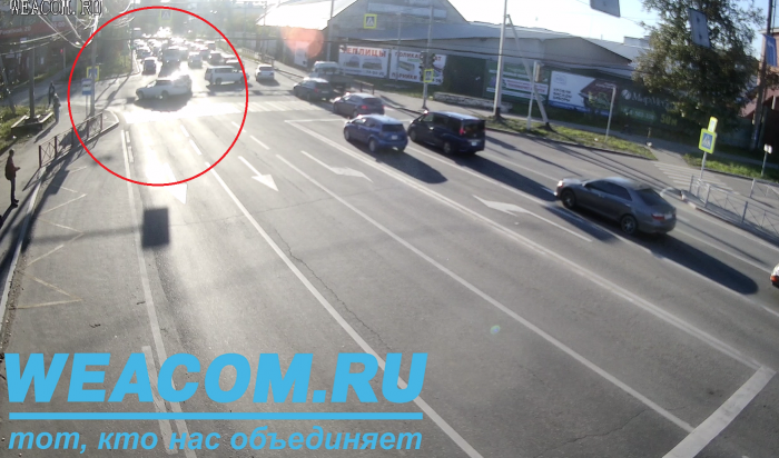 Момент ДТП в Иркутске попал на онлайн-камеру WEACOM.RU (Видео)