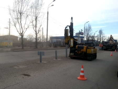 В Иркутске возводят барьерное ограждение на улицах Трактовая и Сурнова