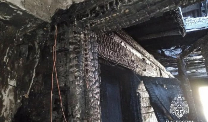 В Бохане женщина с двумя детьми погибла при пожаре в подъезде