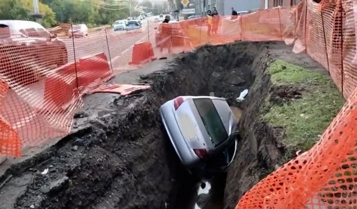В Иркутске автомобиль провалился в котлован на улице Советской