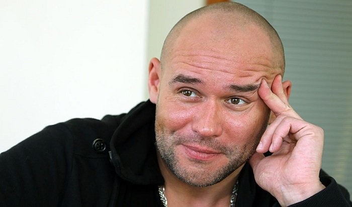 Максим Аверин покажет в Иркутске моноспектакль «Расправь крылья»