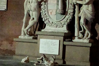 В Италии двое туристов повредили бесценную статую Геркулеса, пытаясь сделать селфи