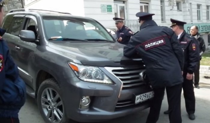 На приморского депутата, пытавшегося наехать на полицейского, завели уголовное дело
