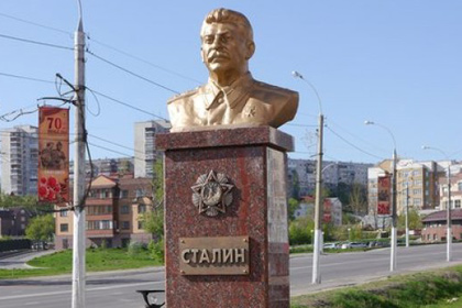 В Липецке облили розовой краской недавно установленный бюст Иосифа Сталина