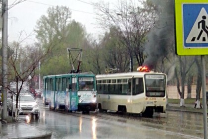 В Иркутске на улице Депутатской загорелась крыша трамвая