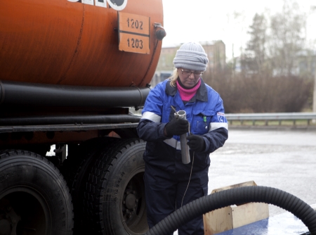 В Иркутске на АЗС на улице Лермонтова проверяют качество топлива