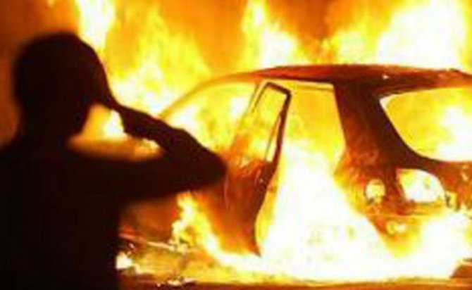 Ночью в Иркутске на улице Трилиссера сгорел Dodge Charger