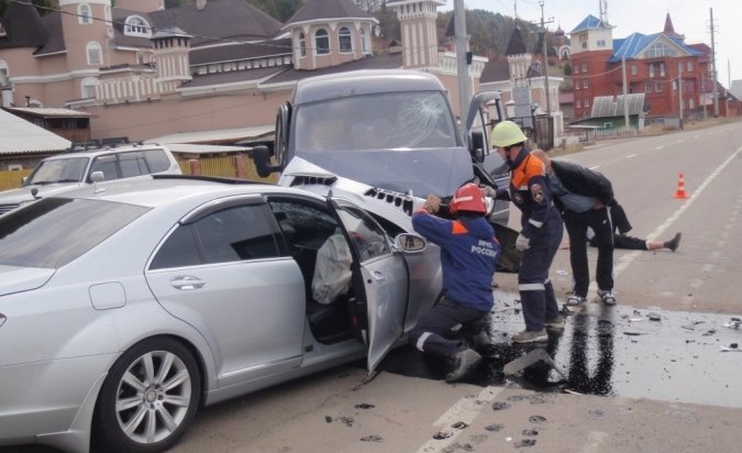 В Иркутском районе произошло лобовое столкновение Mercedes и ГАЗели