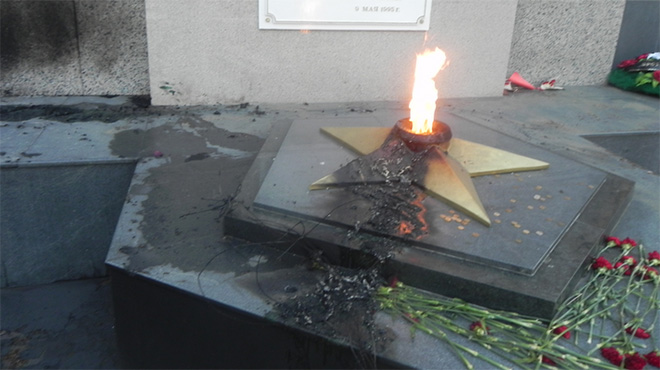 В Улан-Удэ задержан 24-летний мужчина, который сжег венки Мемориала Победы