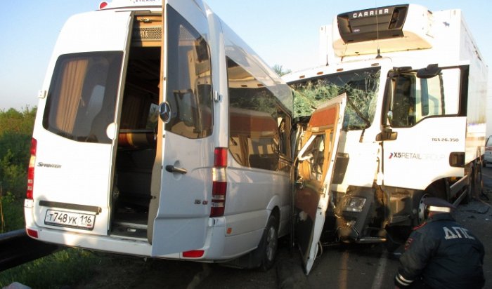 В Нижегородской области автобус со школьниками врезался в грузовик. Пострадали 17 человек