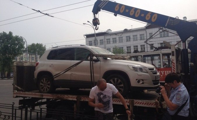 В Иркутске на улице Ленина автомобилю разбили лобовое стекло при погрузке на эвакуатор