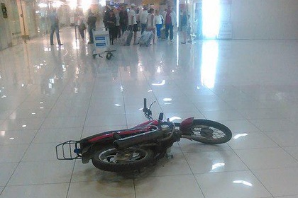 В Екатеринбурге пьяный мотоциклист  пробил стекло и въехал в здание аэропорта