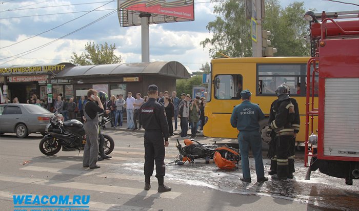 В Иркутске на улице Байкальской автомобиль Land Cruiser Prado сбил мотоциклиста (Видео)