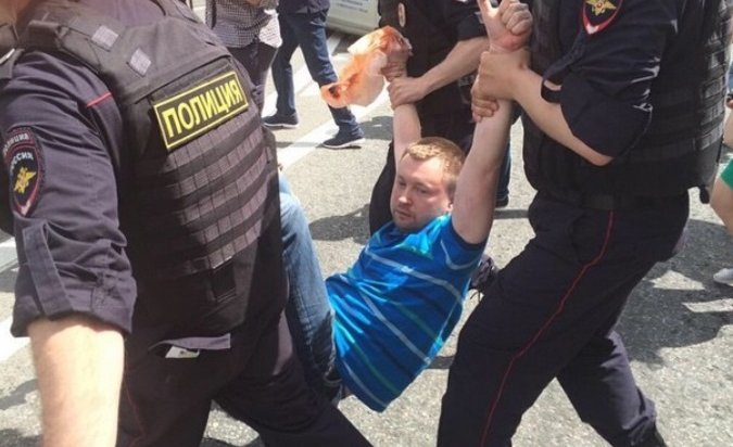 После несанкционированного гей-парада в Москве полиция задержала 15 человек