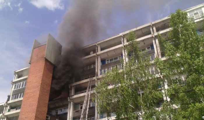 В Иркутске в микрорайоне Солнечном  горит здание бывшего общежития