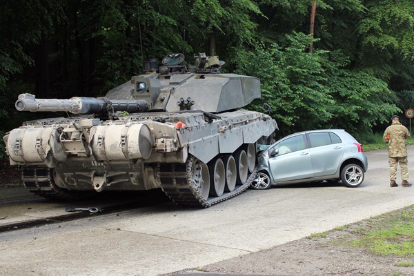 В Германии танк переехал легковой автомобиль с 18-летней девушкой