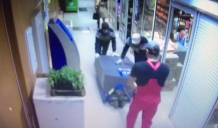 В Иркутске разыскивают мужчин, укравших банкомат из торгового центра