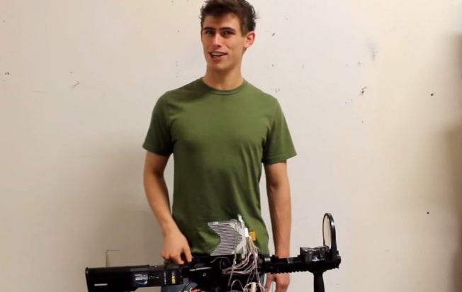 22-летний американский студент собрал самодельную лазерную пушку (ВИДЕО)