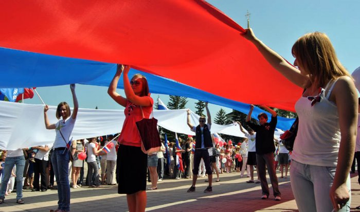 В акции «Живой флаг» приняли участие около 3,5 тысяч иркутян