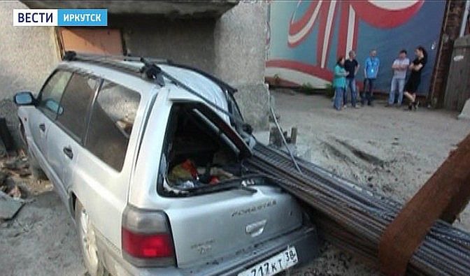 Связка арматуры со строительного крана упала на автомобиль в Иркутске