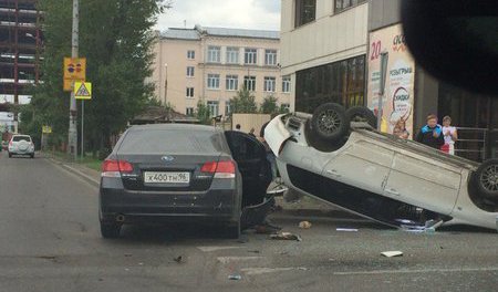 В Иркутске при столкновении иномарка перевернулась на крышу