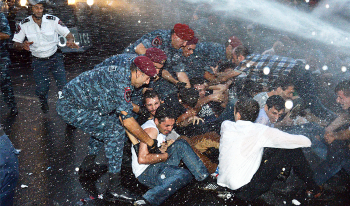 Митингующие в Ереване требуют от президента отменить повышение тарифов