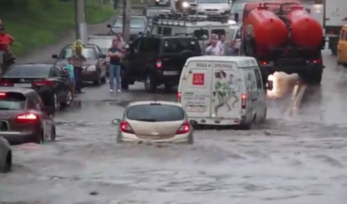 Крупные города России из-за ливней оказались «под водой»: в Липецке вода почти полностью накрыла машины на автотрассах