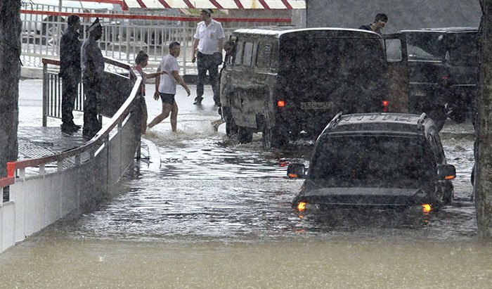 МЧС: В Сочи подтоплено более 400 домов, 20 семей эвакуированы