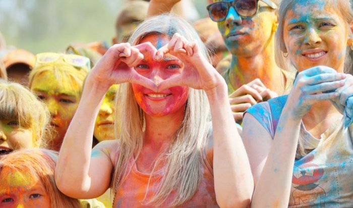 Тысячи иркутян посетили фестиваль красок в минувшие выходные