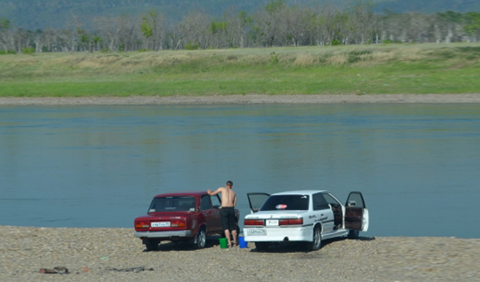 Полицейские задержали 10 водителей, которые мыли автомобили на берегу Ангары
