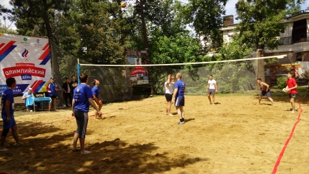 В Иркутске на бульваре Гагарина появилась бесплатная площадка для пляжного волейбола