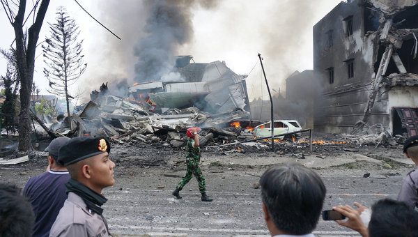 В Индонезии военный самолет упал на отель. Погибли 30 человек