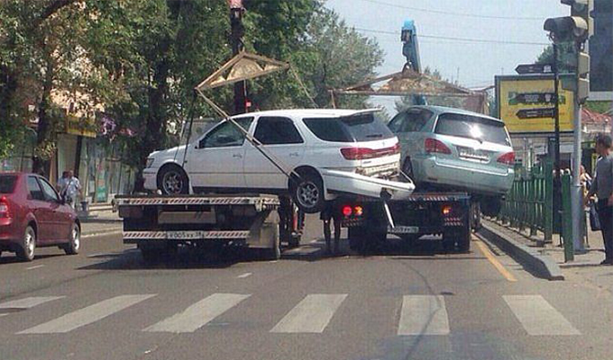 В Иркутске по вине водителей эвакуаторов две машины получили повреждения
